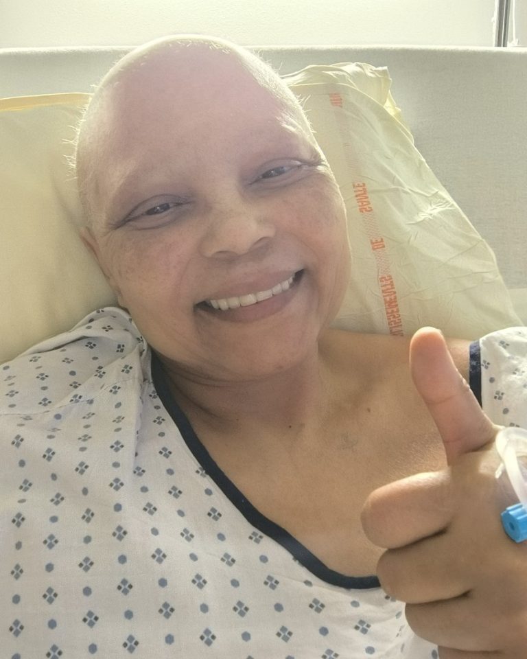 Ysabelle-Rose Mouchigam à l’hôpital pendant son traitement, souriante, pouce levé