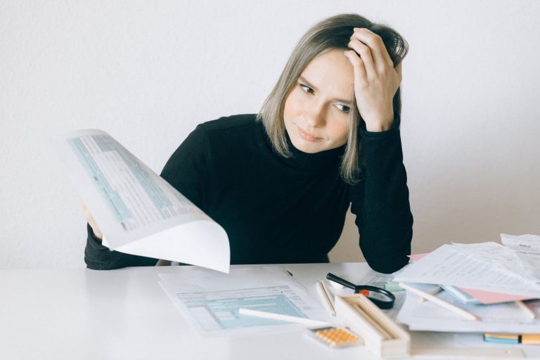 Une femme consulte des documents administratifs