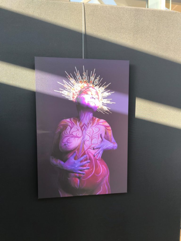 Portrait d’Ysabelle-Rose Mouchigam en body painting, exposé à l’hôpital Saint-Joseph